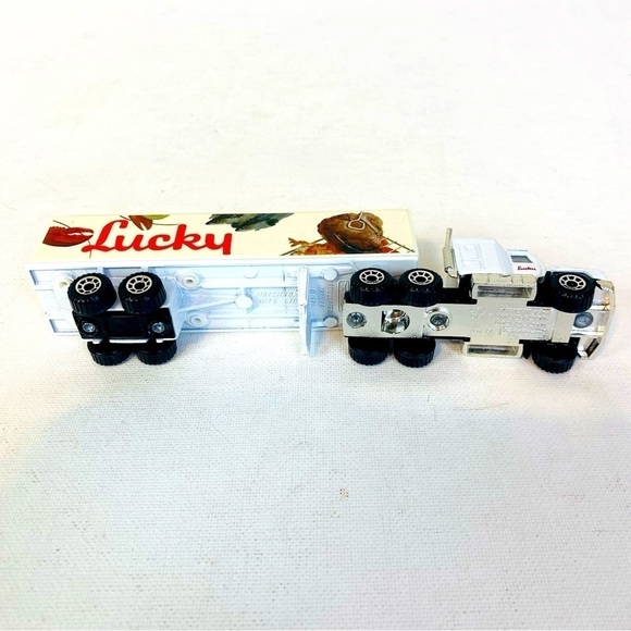 1981 Matchbox Mack Truck W/ Lucky Grocery Trailer 7” - Picture 4 of 8